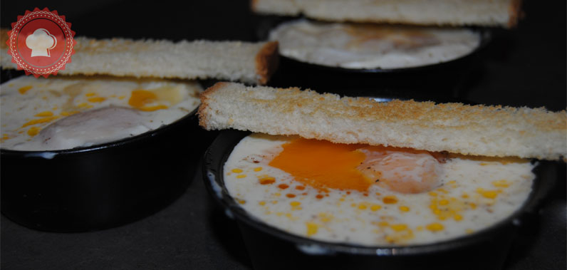 Oeufs cocotte aux tomates cerises, comté et jambon